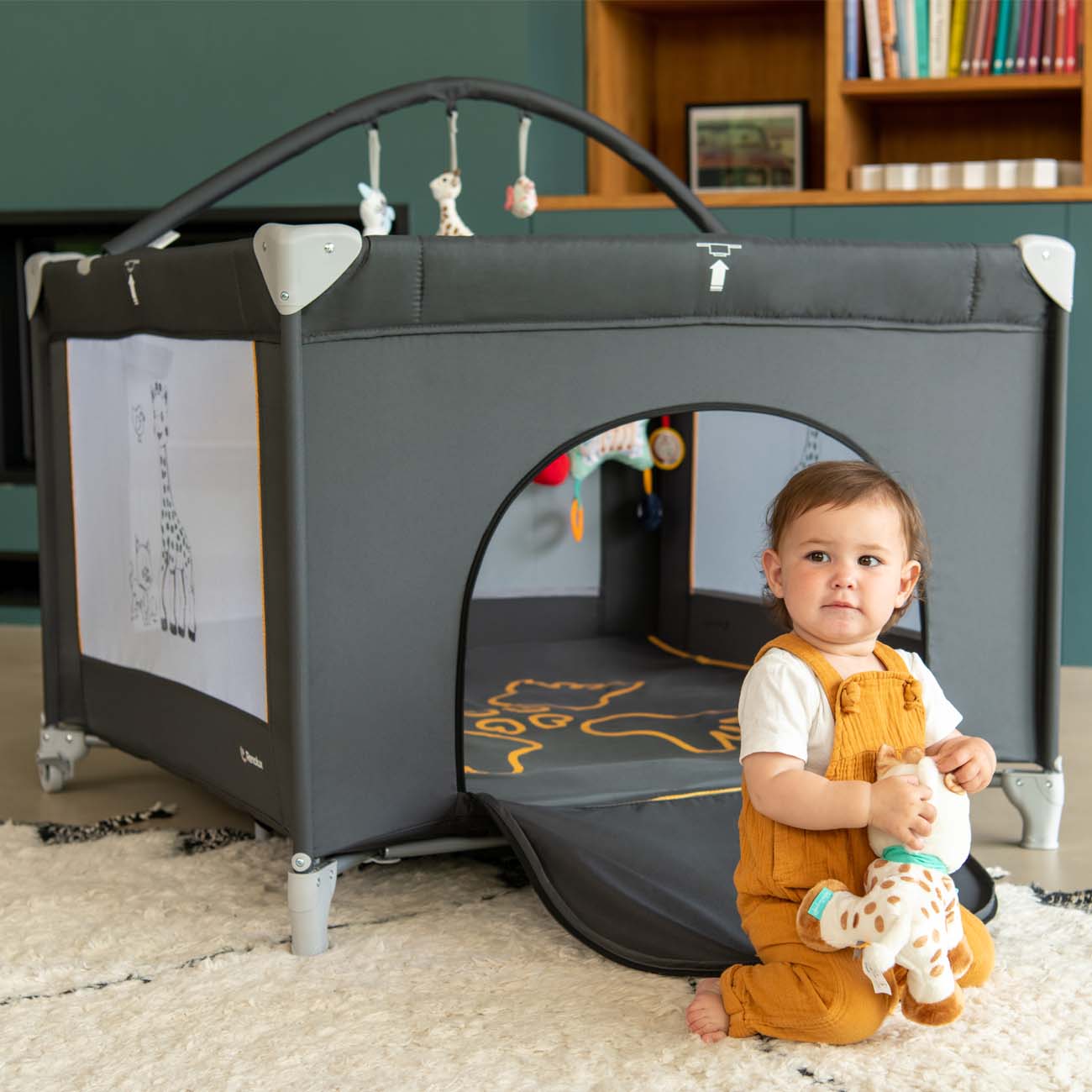 lifestyle parc bébé sophie la girafe sunrise porte zippée Prism Renolux