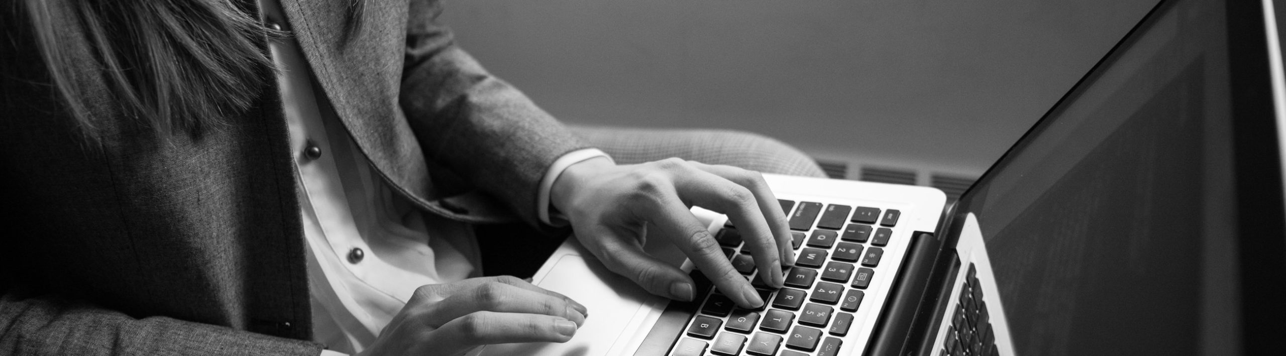 femme tapant sur le clavier de son ordinateur portable