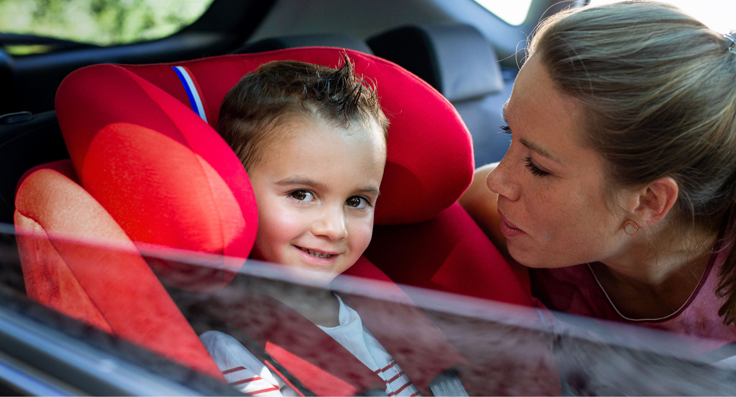 enfant installé en voiture dans un siege auto confortable Renolux Softness rouge